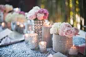 Décoration de table chic rose et argentée, avec strass et paillettes